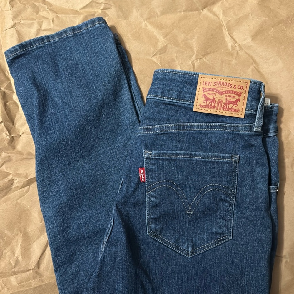 Levi size 28 classic mid rise skinny